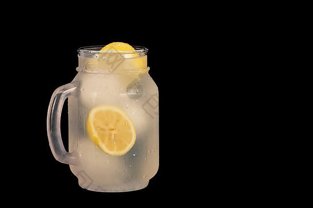 新鲜的挤压柠檬水清晰的杯柠檬水果杯