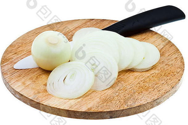 用陶瓷刀将洋葱鳞茎和切片放在白色背景上隔离的木质砧板上