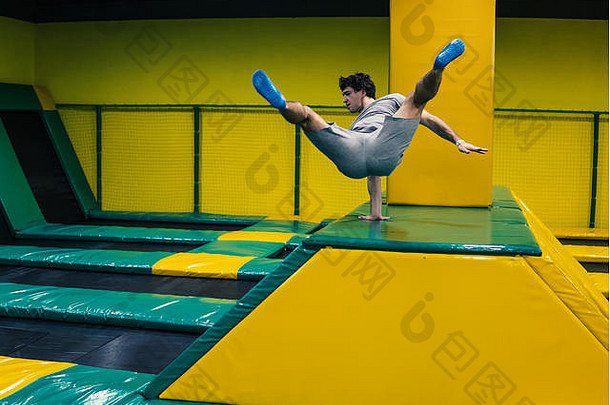 蹦床跳高运动员在蹦床上进行杂技练习