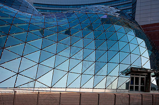 蓝天映在现代建筑的玻璃立面上