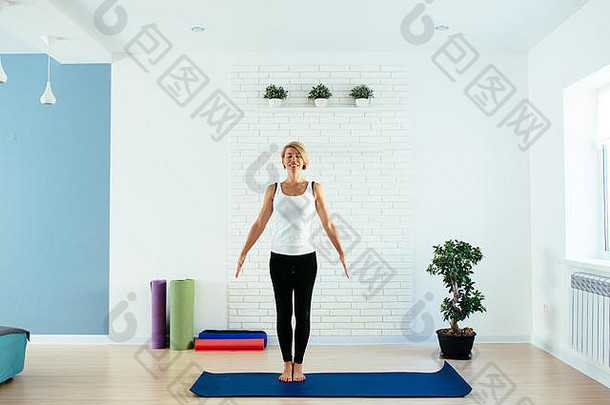 有吸引力的年轻的女人瑜伽构成平衡伸展运动健康的概念