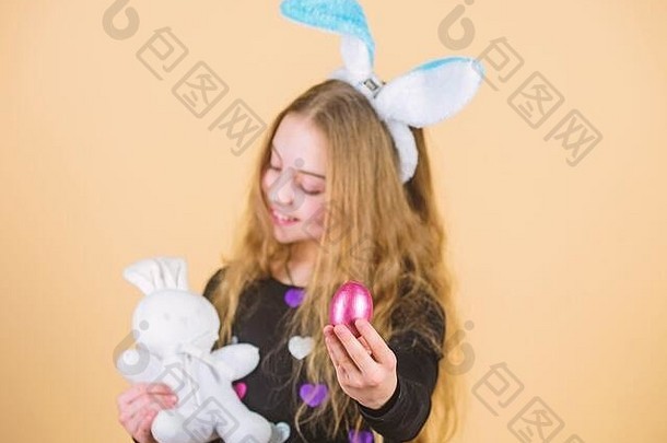 蛋<strong>宴</strong>。小女孩拿着复活节彩蛋和兔子玩具。可爱的孩子和复活节兔子带来了鸡蛋招待。复活节那天，带着彩蛋和白兔的<strong>小孩</strong>。
