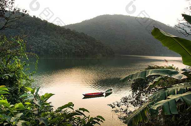 船phewa湖山博卡拉受欢迎的旅游目的地尼泊尔12月