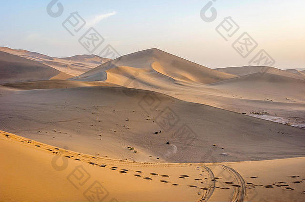 午后阳光下的戈壁沙漠彩色沙丘，敦煌，中国