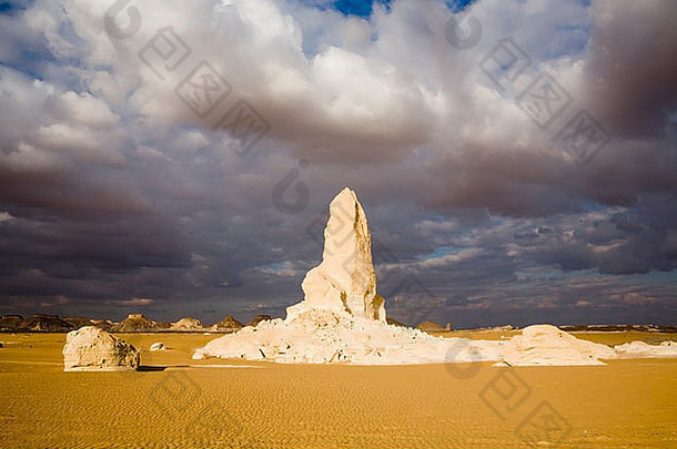 非洲北部埃及法拉绿洲附近，白色沙漠中的插入者，黑色暴风雨的天空即将来临