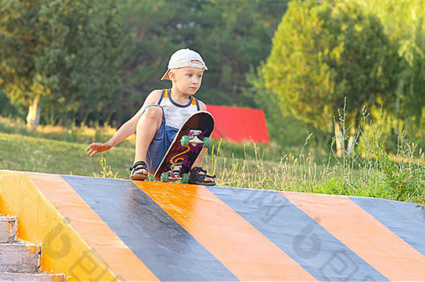 以大自然为背景的少年儿童训练滑板跳跃户外夏季运动