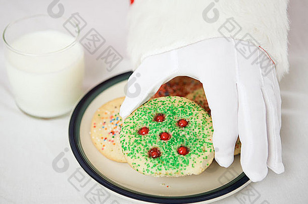 圣诞老人的手抓起一块留给他的圣诞饼干的特写镜头。