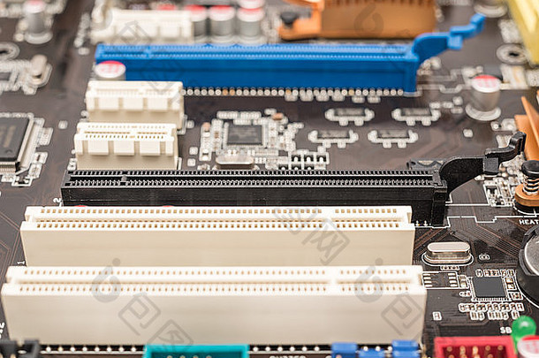 计算机主板上的PCI连接器插槽