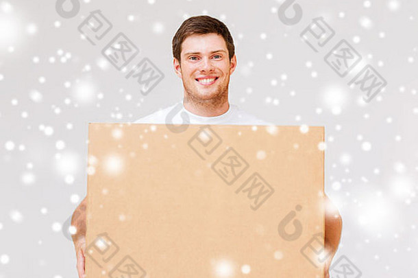 微笑的男人拿着纸箱
