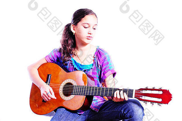 年轻的女孩玩吉他孤立的白色