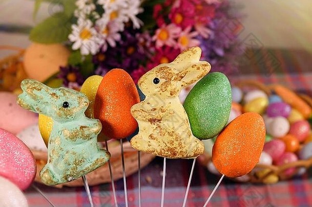 兔子玩具和五颜六色的复活节彩蛋