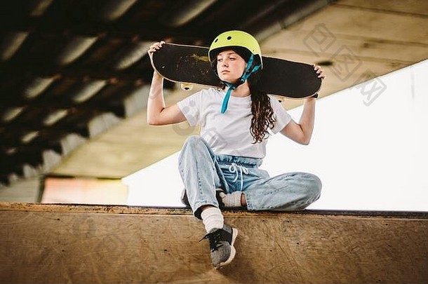 女学生教训滑板实践户外滑冰公园时尚的美丽的高加索人女孩滑板一半管斜坡