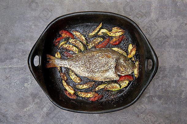 旧饮食食品，全鲷鱼加<strong>甲鱼</strong>，据说是基于“穴居人”旧石器时代的健康食品，在平底锅中看到。英国鱼