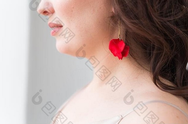 戴耳环的优雅女人，特写肖像。配饰、<strong>珠宝</strong>和<strong>珠宝</strong>概念。
