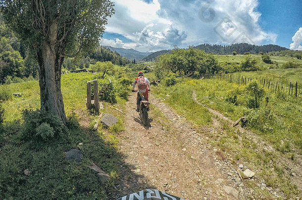 极端的冒险旅行者污垢自行车复古高高加索地区山