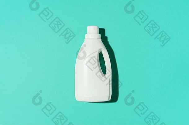 蓝色背景的白色塑料瓶，装有清洁产品、家用化学品或<strong>洗衣液</strong>。顶视图。平铺。空间。清洁剂瓶。
