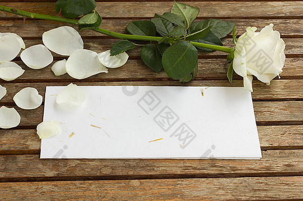 木桌上有白玫瑰的空白字母