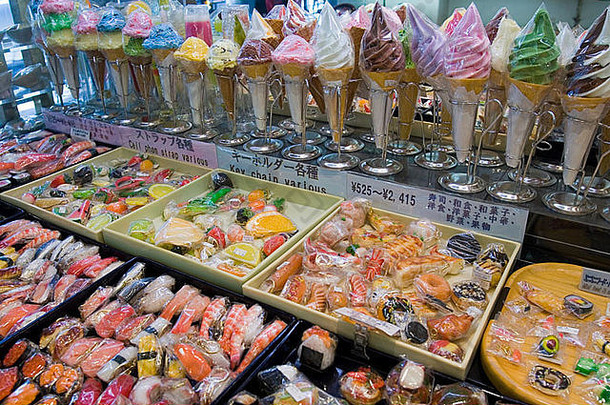 塑料寿司和冰激凌筒在一家出售假冒食品的商店展出，供在日本餐馆展出