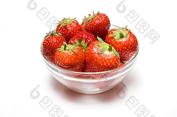 在<strong>白</strong>色工作室背景上隔离的一碗<strong>草莓</strong>。