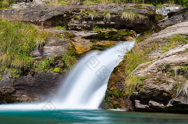 德维罗河瀑布位于意大利皮埃蒙特安提戈里奥山谷阿尔卑斯德维罗的德维罗艾庞蒂。