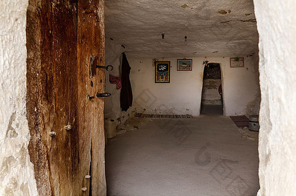 山腰柏柏尔人的村切尼尼穴居人住宅内部洞穴房子