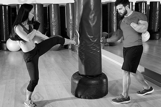 在ftness健身房锻炼中进行拳击和气箱双人训练