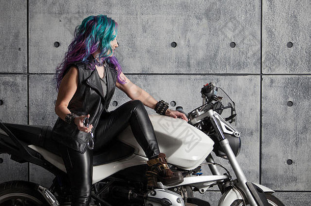 骑摩托车的人小鸡前面摩托车美丽的评审年轻的女人皮革衣服彩色的头发