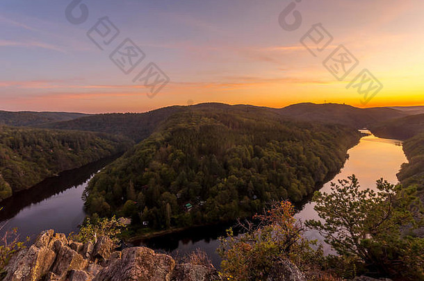 斯麦塔纳的观点高岩石伏尔塔瓦河河夏天日落捷克共和国