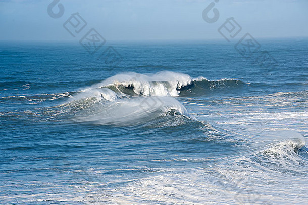 大西洋上美丽的波浪