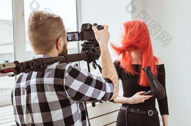 视频生产拍摄广告内容社会网络操作符工作相机肩膀