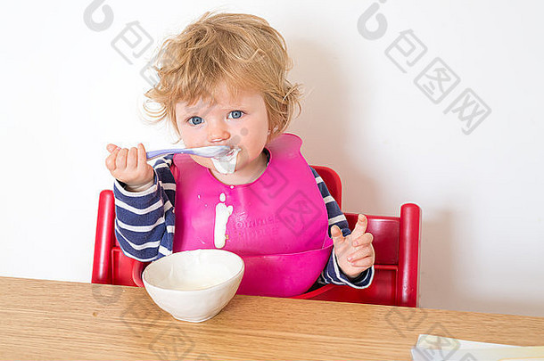 一年婴儿吃酸奶乱七八糟勺子英格兰