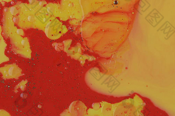抽象的迷幻背景。彩色液体中的墨水。五颜六色的颜料滴在水中混合。液体的河流。彩绘