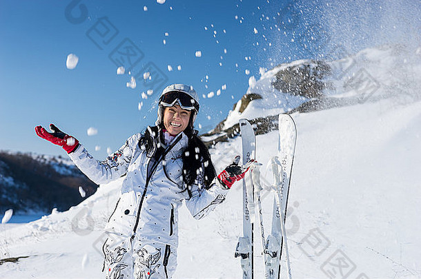 快乐有吸引力的年轻的滑雪白色滑雪西装头盔扔雪空气戴着手套手滑雪板站正直的与