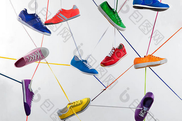 色彩斑斓的体育运动鞋子鞋带