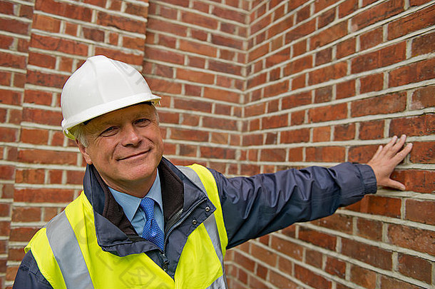 头肩膀视图维护工程师砖墙背景