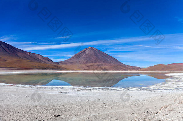 智利边界附近的西洛里沙漠和玻利维亚乌尤尼盐滩中绿色泻湖的自然颜色