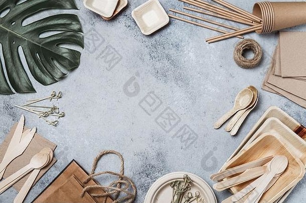 生态工艺纸和木制餐具。灰色背景上的纸杯、盘子、袋子、盘子和竹餐具。回收或环保概念，顶级