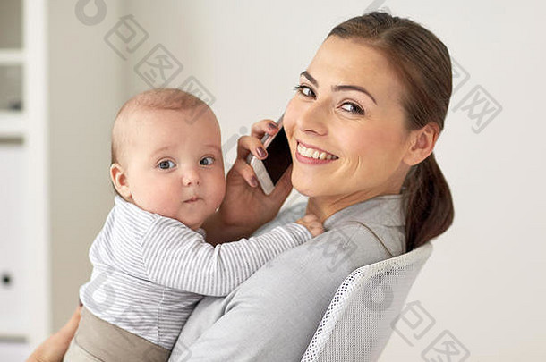 带着婴儿和智能手机的女商人