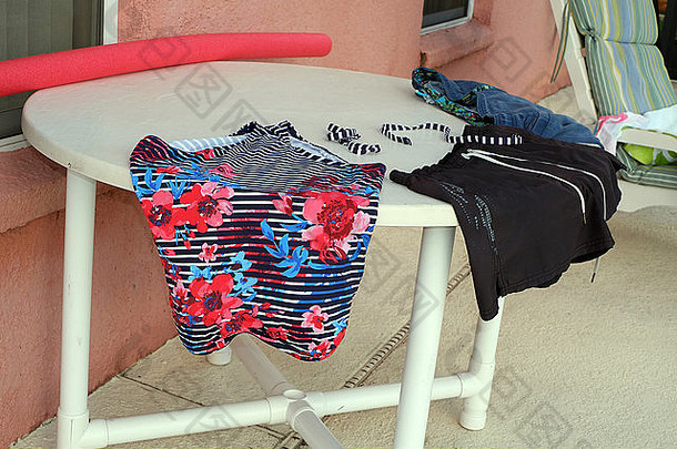 2014年10月，佛罗里达州一家度假租赁房屋外，游泳衣和衣服在桌子上晾干