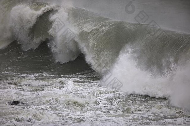 爱尔兰科克郡发生巨浪