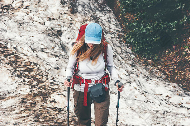 女人旅行者小道运行背包旅行生活方式概念冒险活跃的夏天假期户外体育运动徒步旅行