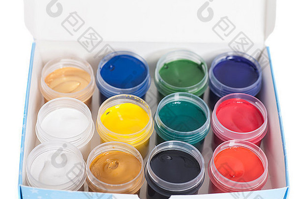 开放色彩斑斓的罐水粉画油漆盒子孤立的