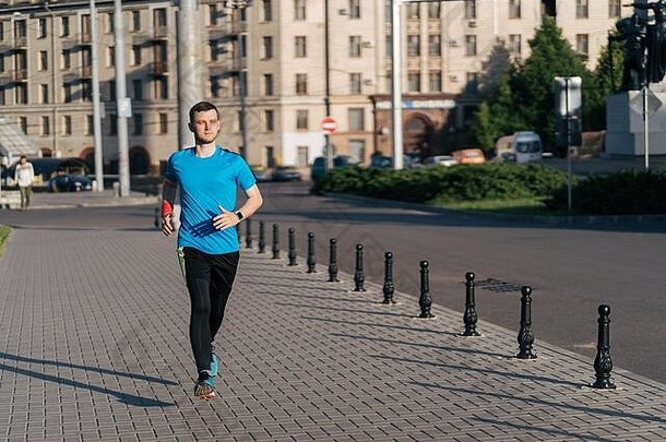 在城市里奔跑的人。健身锻炼，运动生活理念。