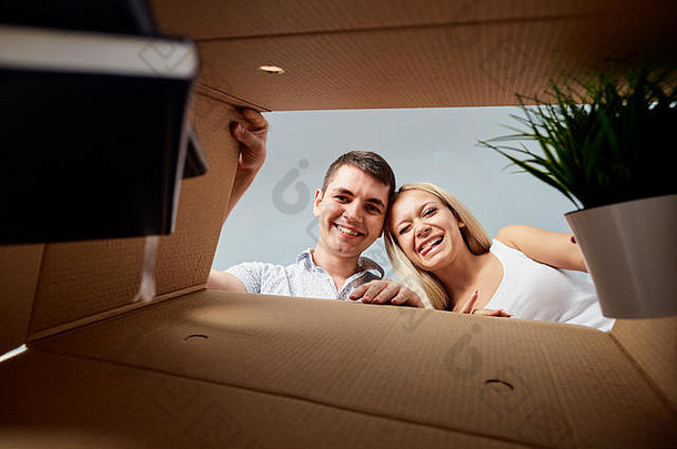 一对年轻夫妇打开箱子。