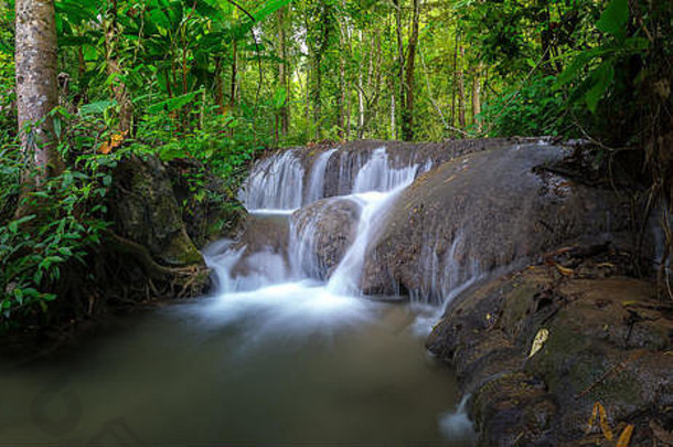 美丽的瀑布北部泰国旅行亚洲