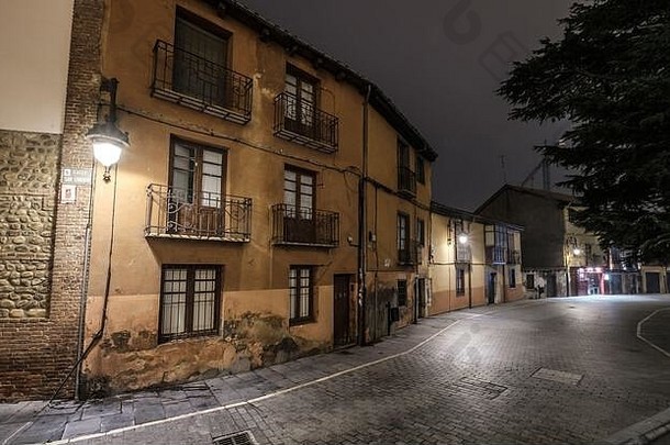 西班牙卡斯蒂利亚利昂市利昂老城潮湿区巴里奥·胡梅多的夜景