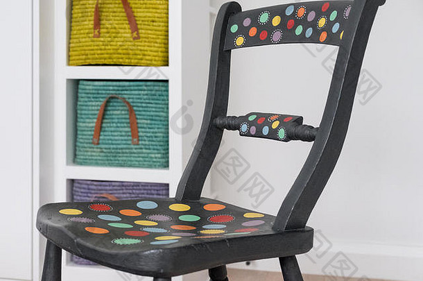 手绘自行车椅，安妮·斯隆粉笔漆，后面是五颜六色的篮子。