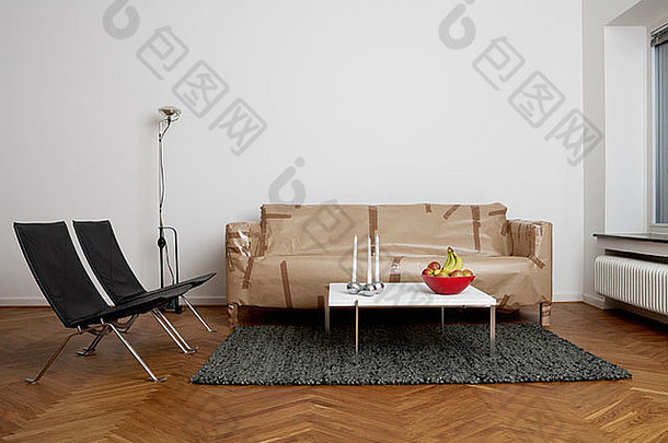 瑞典，被包裹在客厅里的家具。