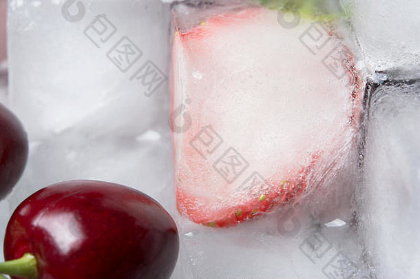 冰镇夏季浆果和霜冻