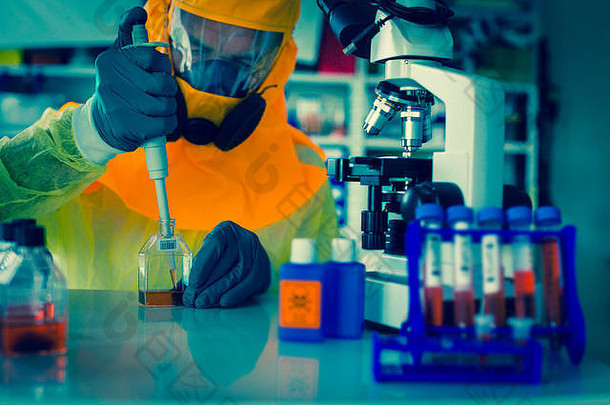 实验室测试埃博拉病毒病毒科学家需要血测试管吸管显微镜研究生物样品